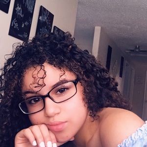 Meet your Posher, Manueliz